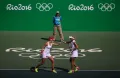 Екатерина Макарова и Елена Веснина во время финального матча женского парного разряда по теннису на Играх XXXI Олимпиады. 2016