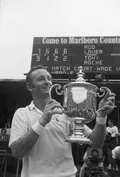 Род Лейвер с кубком Открытого чемпионата США по теннису. 1969