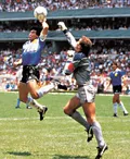 Диего Марадона забивает гол рукой в ворота сборной Англии в матче 1/4 финала чемпионата мира по футболу. Мехико. 1986