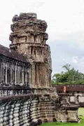 Бхиккху на стене центрального храма Ангкор-Ват. Ангкор (Камбоджа). 2011