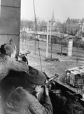Советские автоматчики во время боёв за город Бреслау. 1945