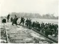 Рельсовая война белорусских партизан. Партизаны разбирают железнодорожное полотно. 1943