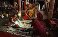 Ладакхские буддийские монахи строят мандалу.  Лех, Индия. 2003