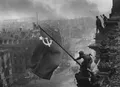Солдаты Красной Армии поднимают Знамя Победы над Рейхстагом. Берлин. 2 мая 1945